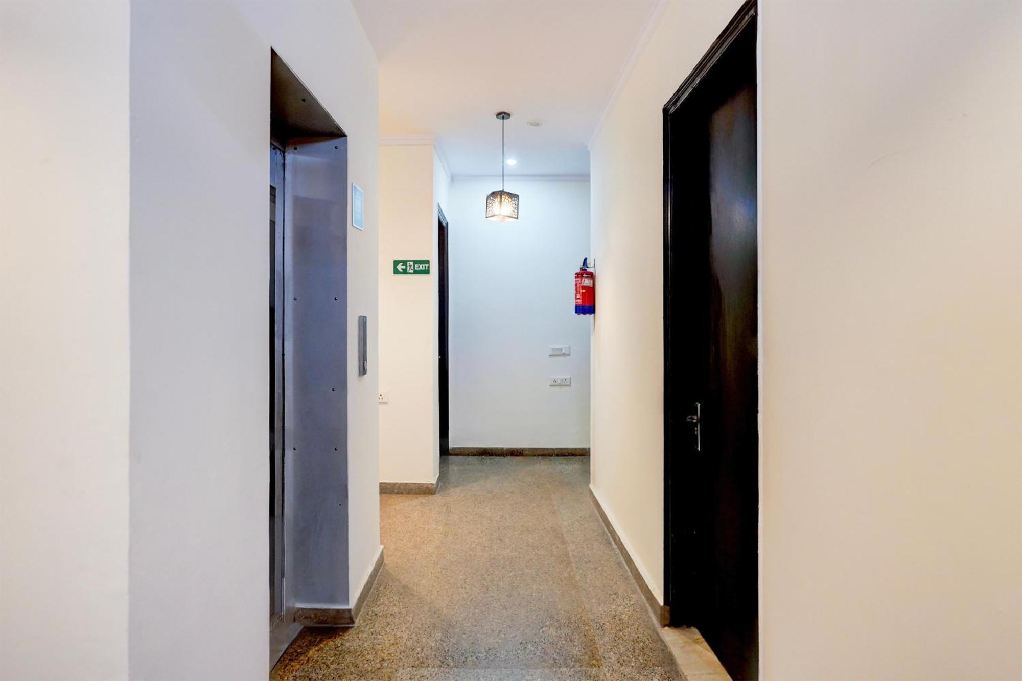 Appartamento Super Townhouse Sector 53 Golf Course Road Gurgaon Esterno foto